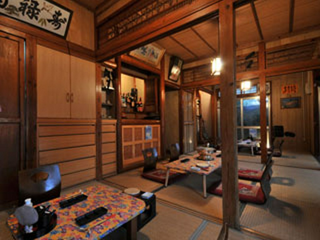 田舎のおばぁの家でくつろげるような店内