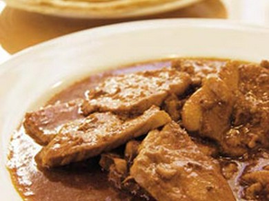 優しいチリソースに豚肉が絡むカルネデプエルコ