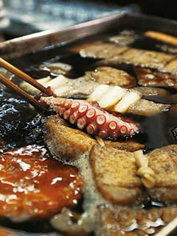 ダシに浸かるおでんは、最高値のタコで300円