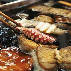 ダシに浸かるおでんは、最高値のタコで300円