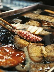 ダシに浸かるおでんは、最高値のタコで300円