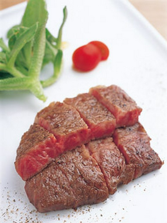 人気の「鹿児島牛ミスジの炭火焼（1700円）」