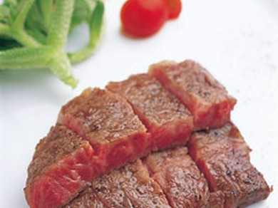 人気の「鹿児島牛ミスジの炭火焼（1700円）」