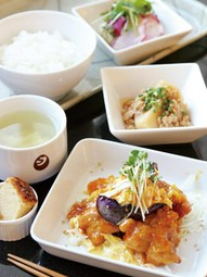 メイン1品、デリ2品が選べる「週替わりプレート」900円