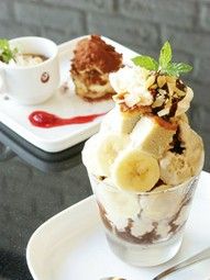 チョコバナナパフェ700円、ティラミス500円