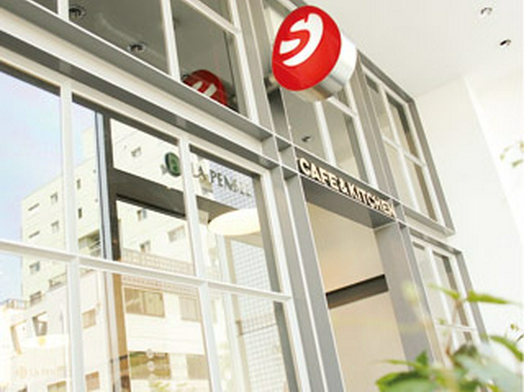 ガラス張りのスタイリッシュなお店