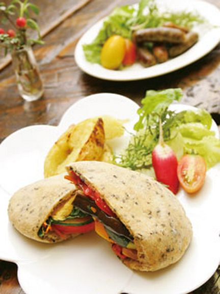 ピタパンセット950円、自家製ソーセージ880円