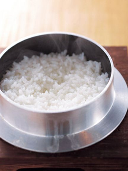 蓋を開けるとつやつやな釜炊きのご飯650円