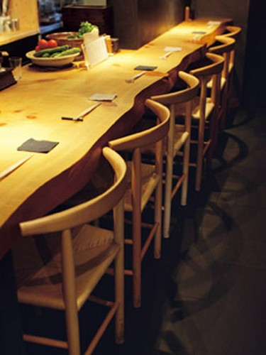 カウンター用のイスはオリジナルデザイン