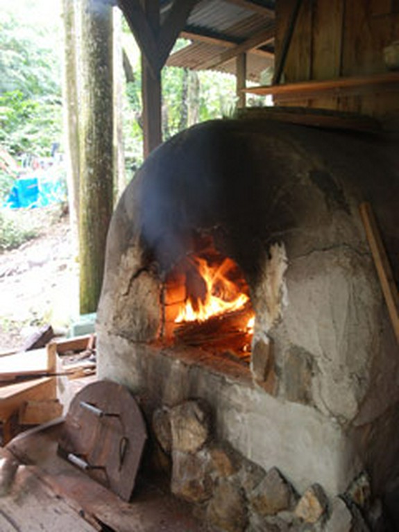 天然酵母パンやピザなどが石焼窯で焼かれる