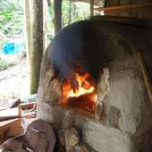 天然酵母パンやピザなどが石焼窯で焼かれる