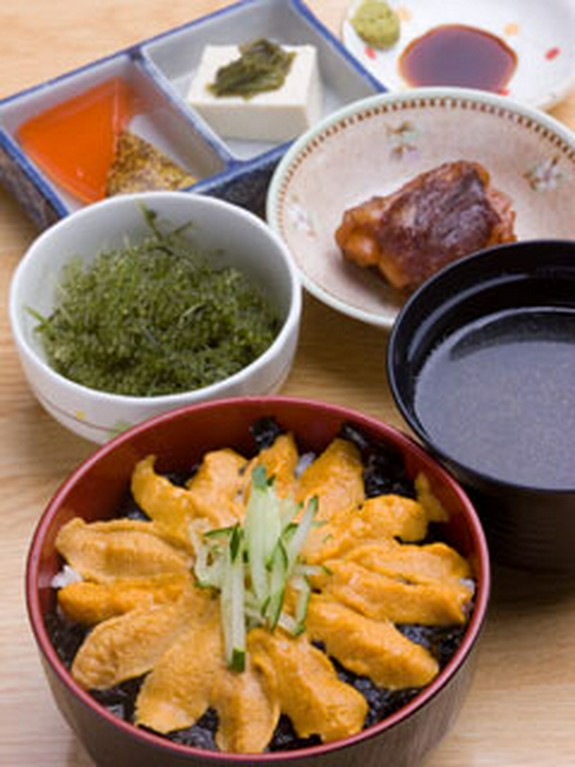 ひまわりの花のように盛り付けたウニ