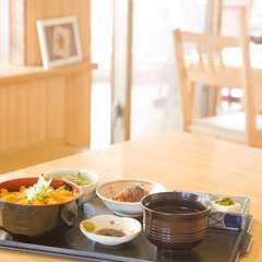 獲れたて新鮮なウニ丼を召し上がれ