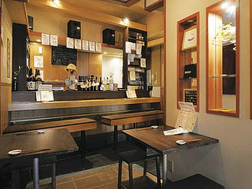 カウンターでお隣さんやスタッフと会話を楽しもう