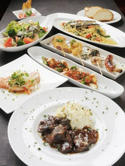 3500円のコース。和牛ホホ肉の赤ワイン煮など ※串物以外3人前