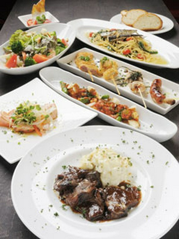 3500円のコース。和牛ホホ肉の赤ワイン煮など　※串物以外3人前