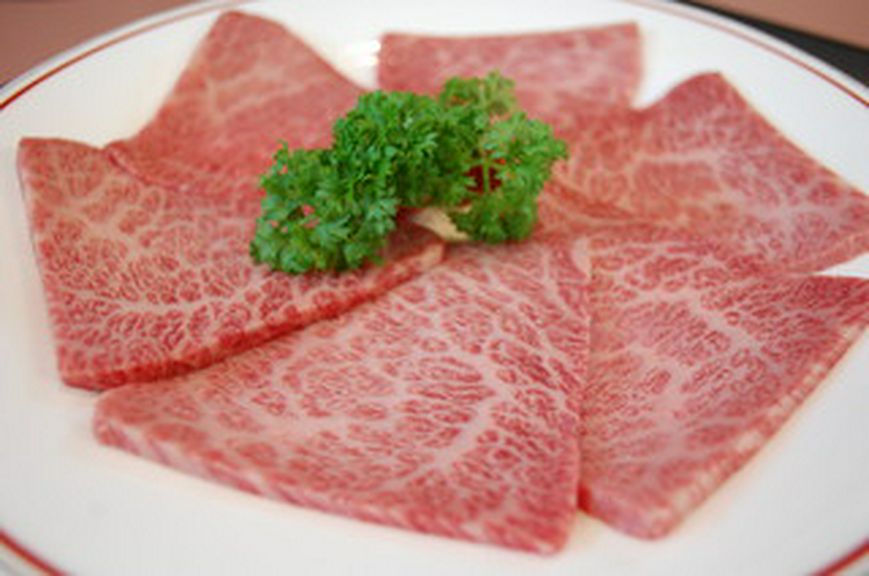 美しく繊細な霜が品質の良さを物語る牛ロース肉