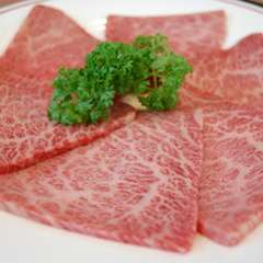 美しく繊細な霜が品質の良さを物語る牛ロース肉
