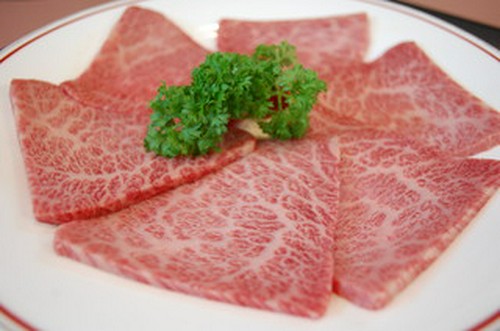 美しく繊細な霜が品質の良さを物語る牛ロース肉