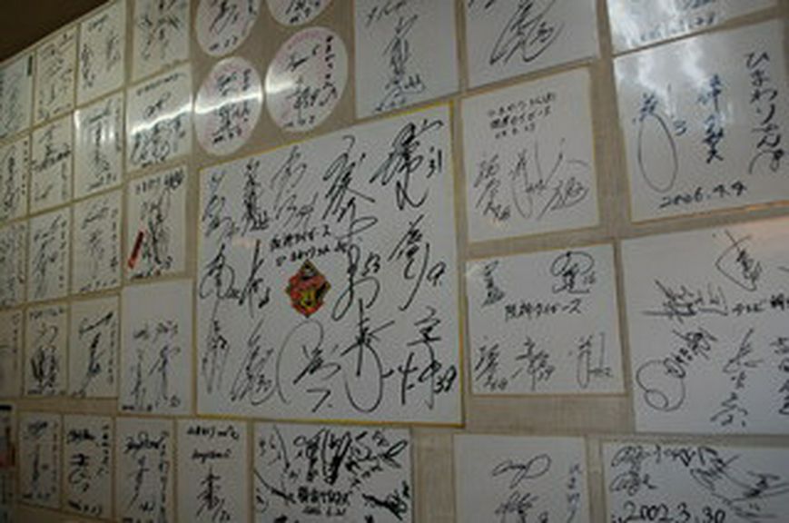 店内の壁は有名スポーツ選手のサインや写真で覆われている