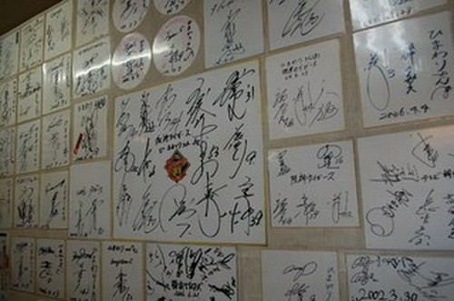 店内の壁は有名スポーツ選手のサインや写真で覆われている