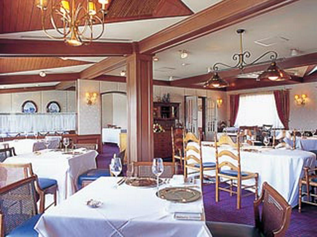 大濠公園の池を眺めながら食事が楽しめる