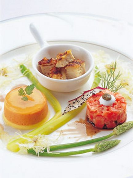 ディナー一例。美しい彩りに思わず感嘆の声が上がる