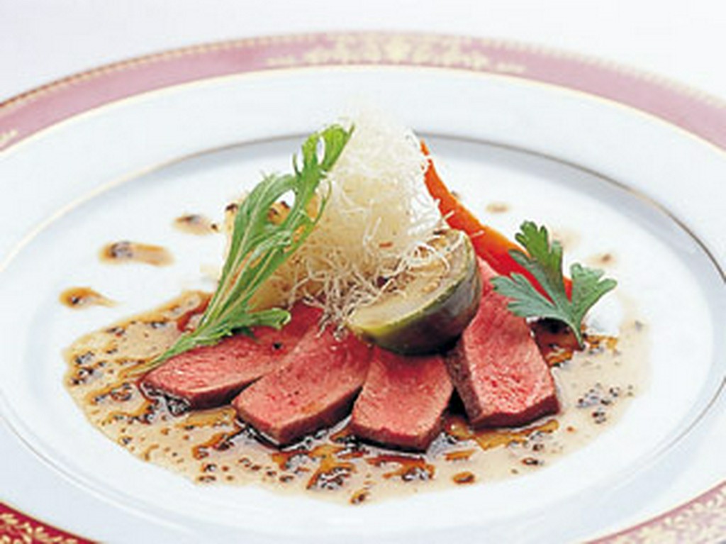 仔羊のローストバジルソース。コースの内容はそのつど変わる