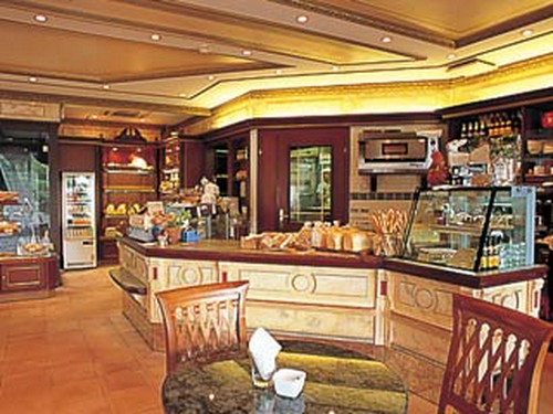 大きな窓から隣接する気象台の緑が見える、カフェスペース