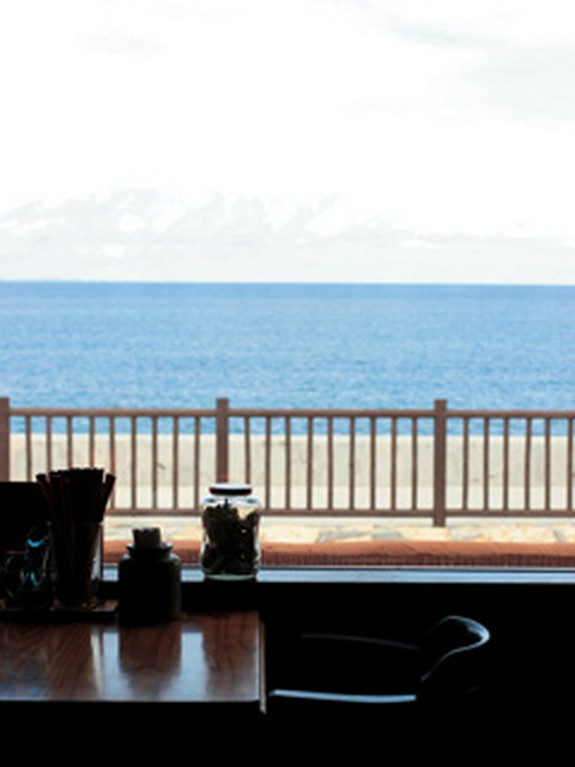 キラキラ光る海と流れる雲を眺めながら