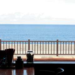 キラキラ光る海と流れる雲を眺めながら