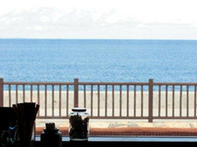 キラキラ光る海と流れる雲を眺めながら