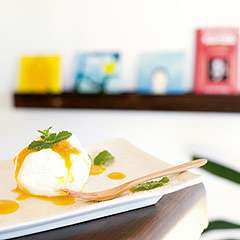 宮古島産マンゴーソースがけのふわふわレアチーズケーキ