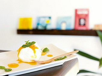 宮古島産マンゴーソースがけのふわふわレアチーズケーキ