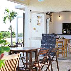 テラス席もあり、ビーチ帰りにサンダルで訪れる人も