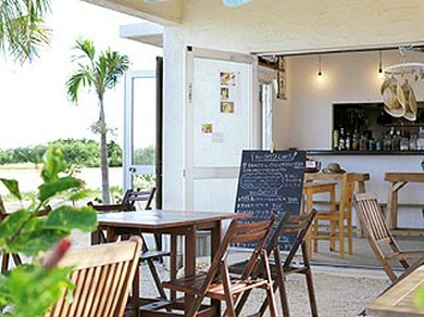 テラス席もあり、ビーチ帰りにサンダルで訪れる人も