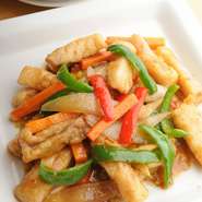 白身魚と彩り鮮やかな五種類の野菜を炒めたヘルシーな一品。