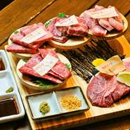 神戸ビーフミスジ、リブロースや特上ハラミなどその日のおすすめのお肉を盛り合わせています。

