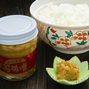 豊富に獲れる「鰹」を、さまざまな味わい方で提案できるのも枕崎だからこそ。刺身だけでなく、『かつお味噌』もその一つ。ご飯のお供に最適でお土産として店内で購入もできます。