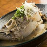 かつおの頭を丸ごと味噌煮した料理です。ボリューム満点で、DHAが豊富に含まれています。