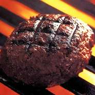 ハングリータイガーのハンバーグステーキは1969年に誕生してから、ずっとビーフ100％で炭焼き！　粗挽きのふっくらフットボール型ハンバーグです。