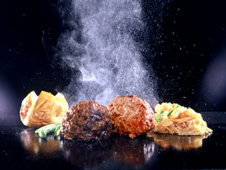 ハンバーグを2つにわり、特製ソースで仕上げ　ジューッ!!