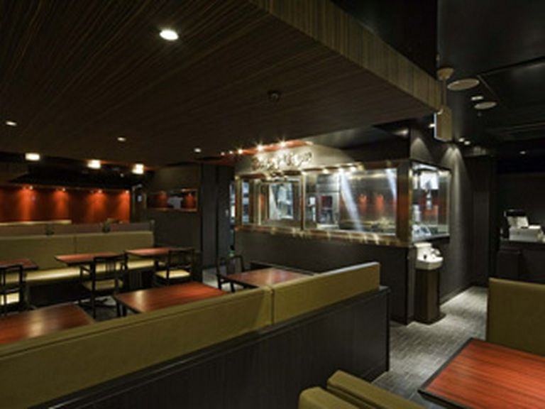 オープンスペースにあるチャコール お肉を炭火で焼き上げます