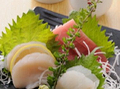 旬の到来を感じさせる厳選した魚介類の『刺身3点盛り』