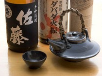 黒佐藤、ダバダ火振、百年の孤独など80種類以上の焼酎日本酒あり