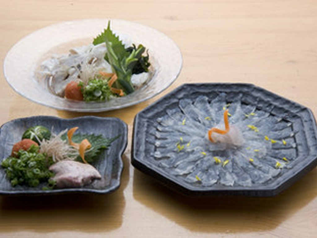 これからキモもタップリでおいしい活ハギ刺を堪能して下さい。