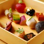 生田神社の近くにある【季節料理　汐彩】は、お宮参りなどの際の食事にもピッタリ。また、家族のお祝い事など、ハレの日に相応しい季節を感じる日本料理を、高級感溢れる個室で楽しめます。