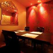 鮮やかな壁紙が印象的なテーブル席を配した個室は、顔合わせ・結納などおめでたい会食に最適です。また、落ち着きとくつろぎを兼ね備えた大人の空間なので、ビジネスシーンでの接待にもオススメです。