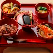 赤ちゃんの成長を願うお食い初め。【季節料理　汐彩】では、『お食い初め膳』として用意しています。献立は一汁三菜と、歯固め石。健やかな成長を祈り、願いを込めた、大切なお祝いの御膳です。