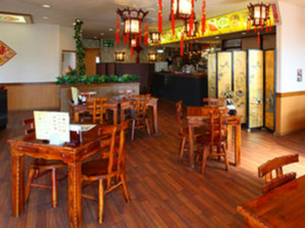 中国から輸入したインテリアで飾られた店内。